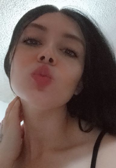 Adult woman in a friendly portrait ready to chat